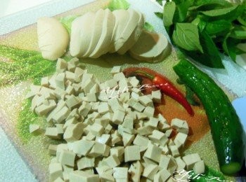 step2: 新鮮素雞買回直接切片再切小丁