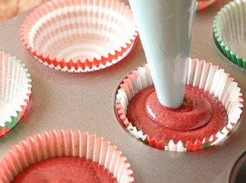 step3: 把紙杯放到杯子蛋糕模具中，平均填入蛋糕漿至7-8成滿。（可做6個底直徑 5 cm的杯子蛋糕）