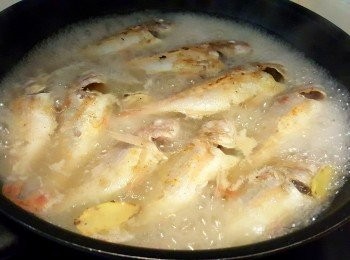 step5: 將滾水撞入平底鑊，繼續以大火煮10分鐘，其間將魚壓爛湯頭會更白更出味 （亦可將未爛的魚入魚袋，飲用時較方便，但湯沒那麼濃郁）