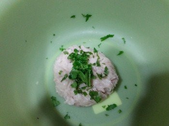 step1: 蝦膠加入蔥花，攪均，達一達，然後搓球