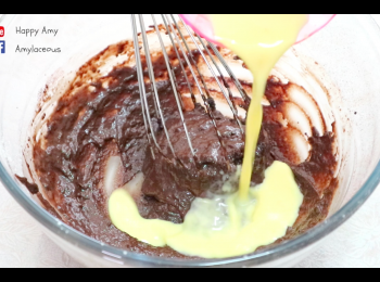 step6: 將蛋奶混合物逐少加入麵糊中，以打蛋器拌勻。