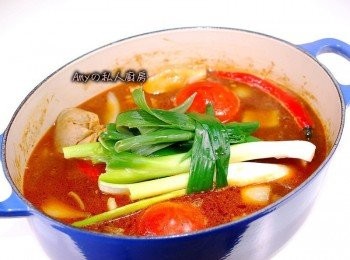 step6: 倒入適量的高湯或水(水量超過<span class="group_1">食材</span>高度5cm)將牛肉滷包及蔥加入湯裡一起燉煮,煮滾後將表面的浮末撈除,蓋上鍋蓋轉小火燉煮1.5小時