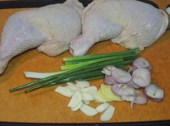 step1: 大雞腿洗淨，吸乾水份。蒜頭和乾蔥去皮，切片備用。