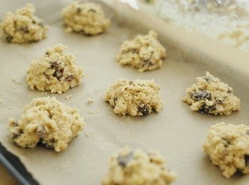 step4: 用湯匙挖出麵團，放在鋪有烘焙紙的烤盤上，輕輕壓一壓，要隔有空間，因餅乾會發大