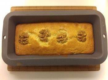 step1: 今次做法有別平時,蛋需分開發打的,焗爐預熱160度,合核洗乾淨後焗8分鐘攤凍,5粒打碎不需全部變粉要有碎粒,香蕉壓蓉備用,低筋麵粉和泡打粉混合過篩備用,溶牛油備用。糖分成兩份供給蛋白和蛋黃使用。