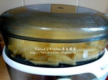 step1: 薯仔去皮切成粗條 , 用水沖一沖洗再瀝乾水份 , 放入電蒸鍋內蓋上蓋蒸10分鐘