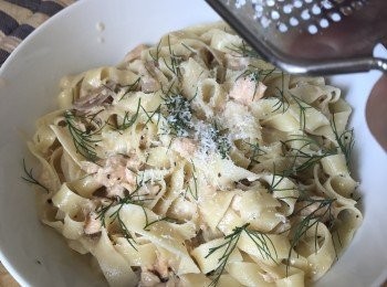 step4: 意大利麵煮熟後立即放入三文魚醬汁內，最後伴以芝士粉及香草作裝飾