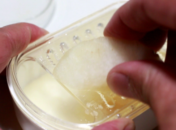 step9: 如果沒有料理機打成末, 就切成小顆粒。
但梨子要磨泥器磨成泥狀。