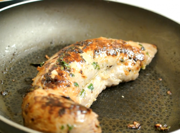 step5: 熱鍋，落油，煎豬肉約5分鐘至金黃