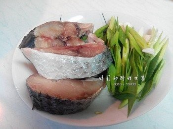step1: 烏魚片洗淨，瀝乾備用 蒜苗處理好之後斜切成厚片狀