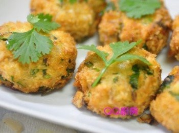 step7: 備一鍋熱油後，將豆腐餅輕輕放入油炸製金黃及可撈起享用喔! 炸的香酥的豆腐肉餅，內含多種食蔬提味，更有豐富維他命C、清涼又退火的茶香苦瓜做內餡，一點都不苦喔!