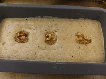 step7: 入爐後十分鐘取出將原粒合桃放面,再將蛋糕放回焗爐中。