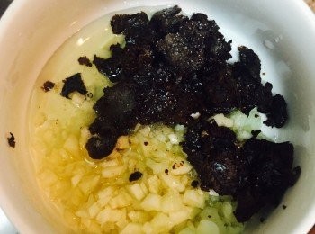 step2: 豆豉用清水浸約十分鐘至軟，瀝乾，然後用刀拍扁。和蒜蓉、油、糖、鹽混合成蒜蓉豆豉醬。