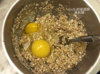 step3: 加入麥片、雞蛋拌勻，再加入泡打粉、果糖拌勻