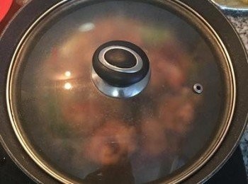 step8: 蓋上鍋蓋，小火燜燒10分鐘。