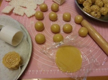 step16: 用保鮮紙包住麵皮,壓平搓圓,包入五仁餡入模)(包好理口要向花紋)(模洒入高粉防痴麵粉)(要壓實d才凸出花紋)