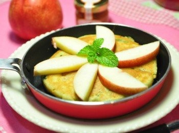 step6: 擺上煎好的鬆餅上層，放上一朵薄荷葉