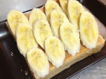 step2: 將香蕉切片後平均鋪上厚片