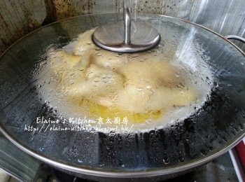 step3: 將雞放入鑊隔水用中火蒸25分鐘後熄火焗5分鐘