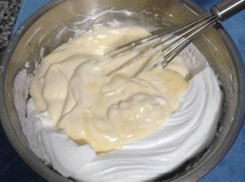 step4: 烤箱預熱到170度。 接著混合蛋黃液與蛋白霜，先舀1/3蛋白進蛋黃液中略微拌勻，再把蛋黃液全部倒入蛋白霜裡混勻，同樣的在這步驟手法要輕柔但快速，以免造成消泡。