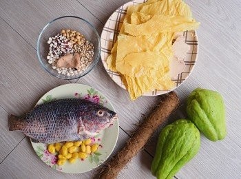 step1: 魚洗淨以薑片煎香兩邊, 趁熱加熱水贊起奶白色魚湯, 滾一會後放入另一煲滾的大鍋中繼續煮. 

其他材料浸洗和去皮切件後, 放入大鍋中以慢火煲2-3小時, 加鹽調味即可飲用.