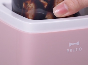 step4: 抽整袋<a href="https://bit.ly/3zHU5V3" target="_blank" data-keyword="雞翼" class="guide-link"><strong>雞翼</strong></a> <span style="display:inline-block;vertical-align:middle;margin-top:-3px;color:initial;border-radius:3px;padding:2px 3px;font-size:12px;line-height:14px;background:#87d300;color:#fff;">即買</span> 放進Bruno 乳酪發酵機中