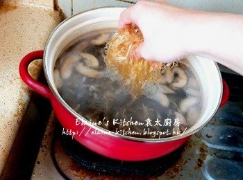 step12: 用中火煲至滾後再加入素翅 , <span class="group_2">調味料</span>及生粉水 , 用中火煲至滾起後熄火