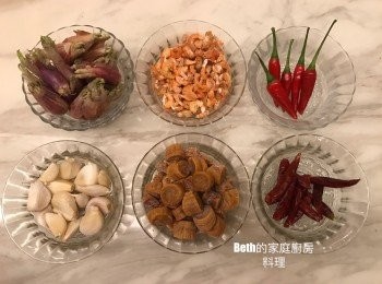 step1: <span class="group_1">食材</span>。
干貝、蝦米洗淨，分開用2個大碗裝，各加入1大匙米酒及水泡1個小時以上至軟。
干貝再用電鍋外鍋1杯水蒸熟、瀝乾，撕成細絲。
其他<span class="group_1">食材</span>切丁。
泡干貝、蝦米的水留著備用。