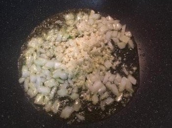 step3: 炒鍋燒熱後放入足量的橄欖油,先將洋蔥炒香後再下蒜末,一樣也是要炒出香味.