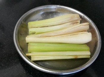 step2: 香茅切段及拍開，以便煮出香味