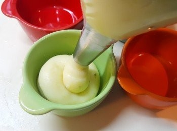 step4: 將薯蓉唧入小碗內。