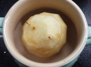 step3: 用雪梨預蓋住，利用牙簽拮穩
放入蒸爐100C，90分鐘
食得啦!!