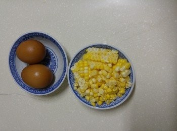 step1: 新鲜粟米去枼，洗乾淨，横切成2段，再直立，刀由上向下切出粟米粒。