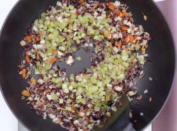 step8: 加入芹菜碎，鹽、胡椒粉調味