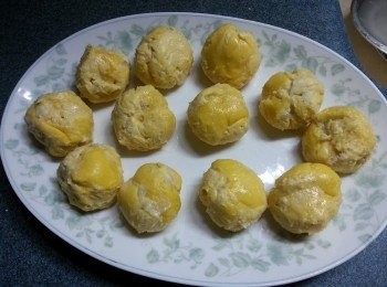 step2: 將榴槤肉用保鮮紙包起,放入冰格待用