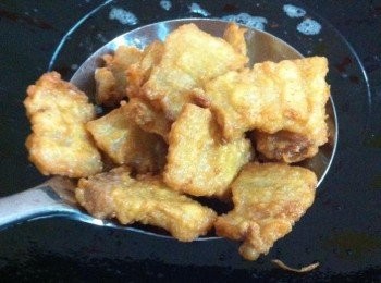 step3: 不時要反覆肉片，以免炸焦。炸至金黃色即可，盛起吸乾油分即可上座。