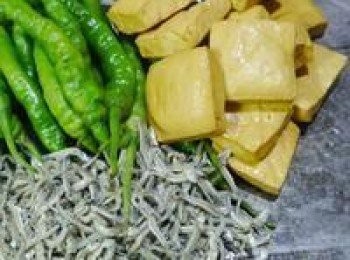 step1: 準備糯米椒、小魚乾、豆乾。