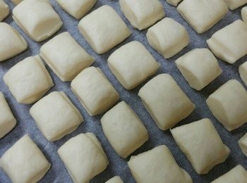 step5: 將麵團壓平,,厚度約0.5cm左右,,然後在刮板抹上高筋粉,,將麵團分割成一口尺寸,,排放在焗盤後,,可進行第2次發酵