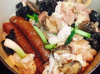 step4: 開蓋將已醃好的雞件平鋪在飯面。加蓋先用中火煮5分鐘，然後轉小火再煮5分鐘。熄火後再焗5至10分鐘，可令飯焦離鍋，吃時更方便。