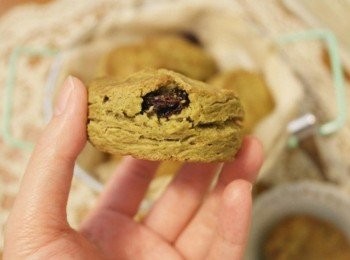 step8: 爽脆的口感，一咬下去不只茶香還有奶香呀 ♡烤過的葡萄乾更添加層次味。