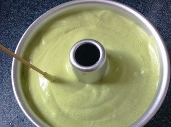 step9: 將麵糊倒入戚風蛋糕模內。

 用兩手約拇指輕按住柱狀內模，
 其餘的手指則按住外模，拿起模型輕輕扣打，
 讓麵糊均勻地平整開來，再用竹籤插入麵糊內，
 以畫圓的方式攪動，讓麵糊中多餘的氣泡釋出。