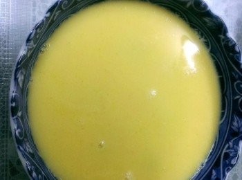 step5: 過篩的蛋液全加在碗內~我沒有量比例~只有目測三顆蛋的二倍雞高湯~我買的是有雞蛋~有雞蛋通常都比較結實~想要吃到超滑嫩的口感~所以蛋和雞高湯的比例用1:2~真是太成功了~YA!!