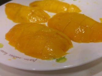 step5: 如買三個芒果可以攞部份打成芒果蓉,其餘芒果切粒,芒果核可放入保鮮袋渣出芒果汁。