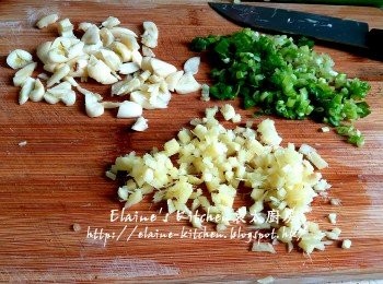step2: 薑去皮切粒 , 蔥切粒 , 蒜頭去衣切粒