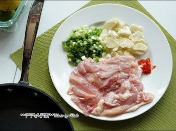 step1: 去骨雞腿肉１片

青蔥　3支

蒜頭　7-8瓣

海鹽　少許

辣椒　少許