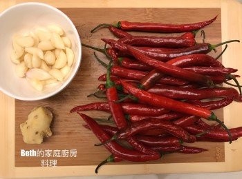 step2: <span class="group_1">食材</span>：
薑片去皮、切小片；
辣椒洗淨風乾後拔除蒂頭切小段