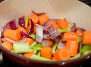 step3: 然後下紅蘿蔔及西芹，煮5分鐘