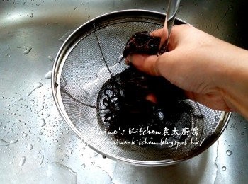 step6: 浸至軟身的木耳絲用水沖一沖洗及瀝乾