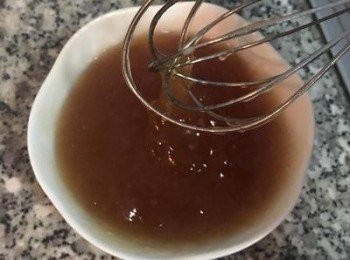 step5: 微波後取出，攪拌均勻，完成的葛粉糖水應該是濃稠透明帶光澤的。（此次用了棕櫚糖故顏色呈深琥珀色） 再裝入容器中，擺上枸杞即可享用。