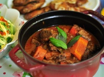 step7: 開火煮滾後加入黑椒碎，海鹽調味。若湯汁比較稀，可以加生粉水拌均調至占適當的濃度。